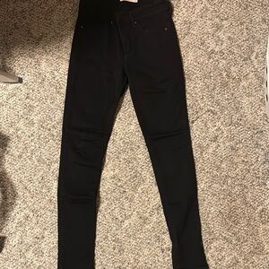Levi's Black Skinny Jeans Sleek Modern Design